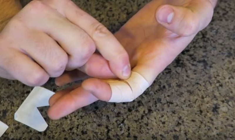 Δείτε γιατί βάζετε το τραυμαπλάστ με λάθος τρόπο τόσα χρόνια! (Video) - Media