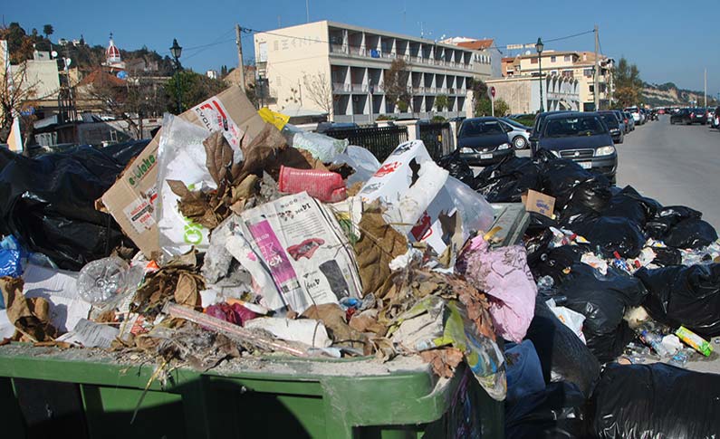 Ζάκυνθος: Εκρηκτική η κατάσταση με τα σκουπίδια στους δρόμους του νησιού (Photos) - Media
