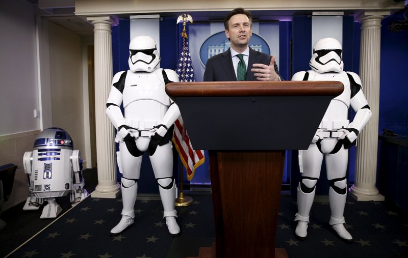 Ο Λευκός Οίκος… προωθεί το Star Wars και ο υπεύθυνος τύπου κάνει δηλώσεις μαζί με τον R2-D2! (Photos) - Media