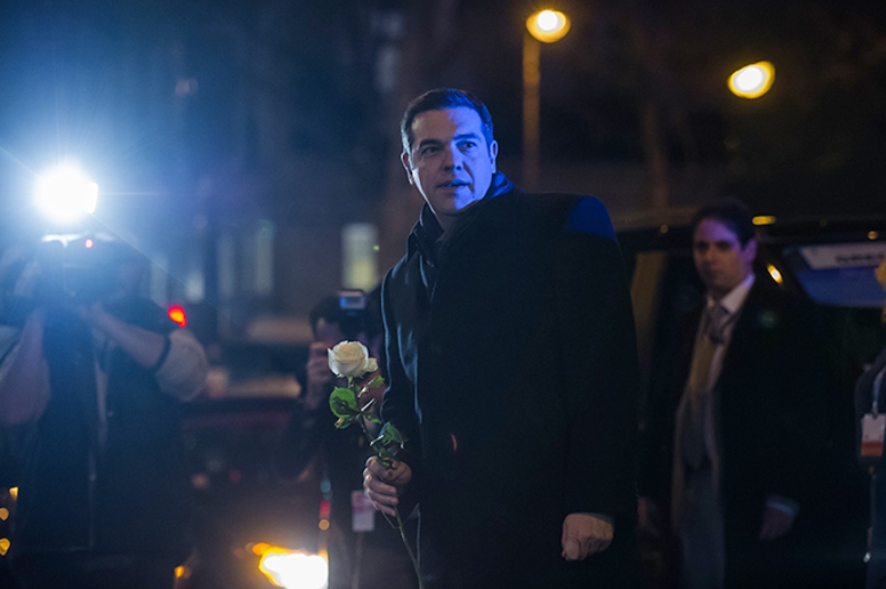 Ένα λευκό τριαντάφυλλο από τον Αλέξη Τσίπρα στο Μπατακλάν (Video) - Media