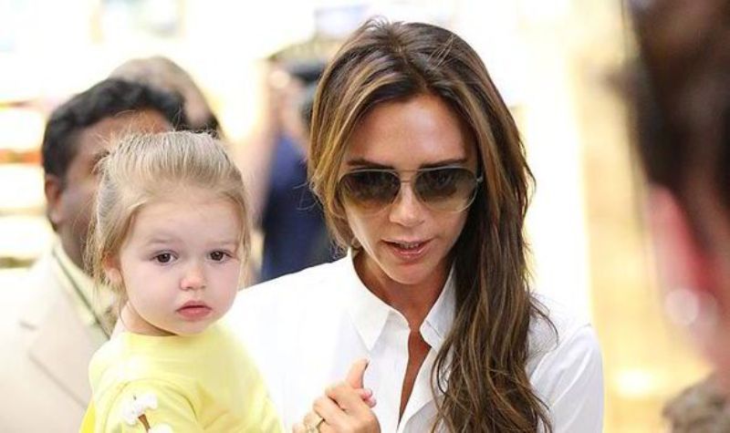 Δεν βγάζει τα τακούνια ούτε με πατερίτσες η Βικτόρια Μπέκαμ (Photo) - Media