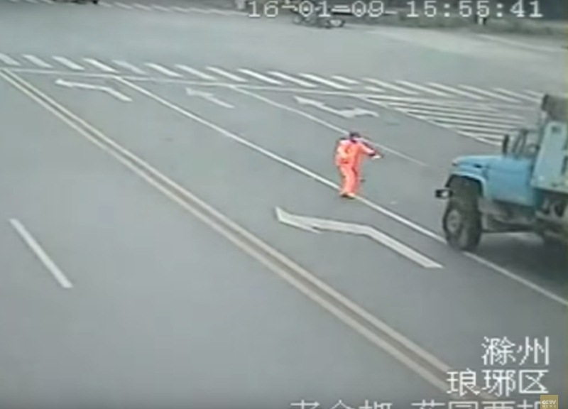 Ανήκουστο: Τον χτύπησε μετωπικά φορτηγό και επέζησε! (Video) - Media