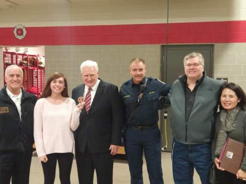 Σήκωσε το φορτηγό που πλάκωσε τον πατέρα της και τον έσωσε! (Video) - Media