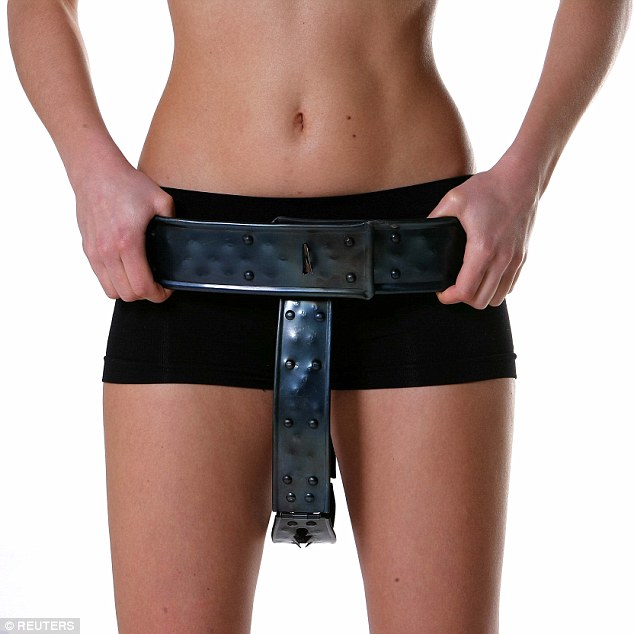 Ιταλίδα χάνει το κλειδί της «ζώνης αγνότητας» και ζητά τη βοήθεια της πυροσβεστικής - Media