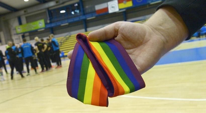 Του απαγόρευσαν να φορέσει περιβραχιόνιο υπέρ των δικαιωμάτων των ομοφυλοφίλων - Media