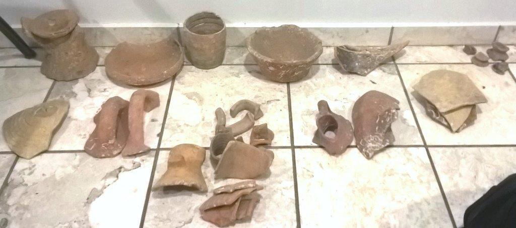 Λαμία: Έκρυβαν θησαυρούς μεγάλης αρχαιολογικής αξίας στα σπίτια τους (Photos) - Media