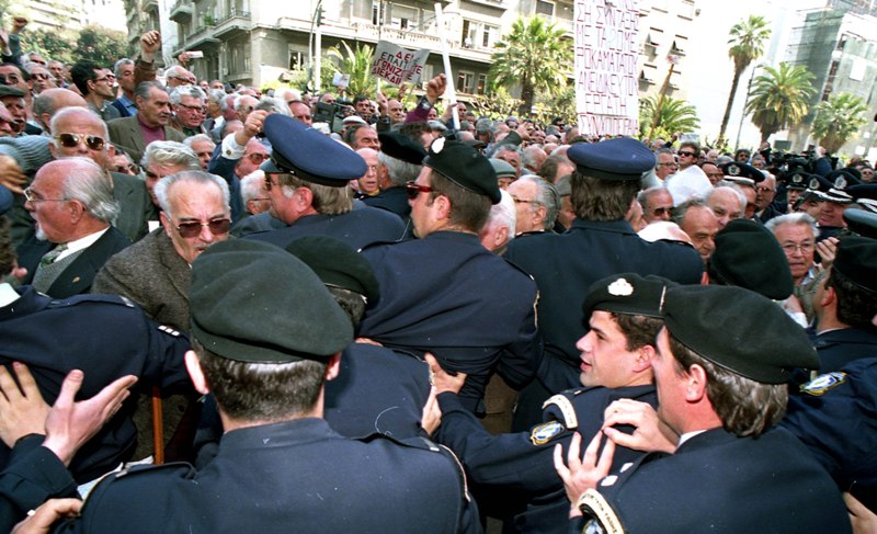 Τόσκας: Οι αστυνομικοί έριξαν χημικά στους συνταξιούχους επειδή... τσαλαπατήθηκαν - Media