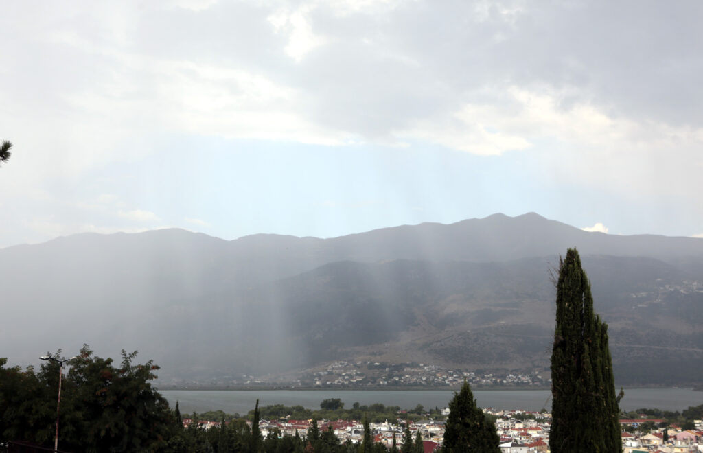 Συννεφιά, τοπικές βροχές και άνοδος της θερμοκρασίας - Media