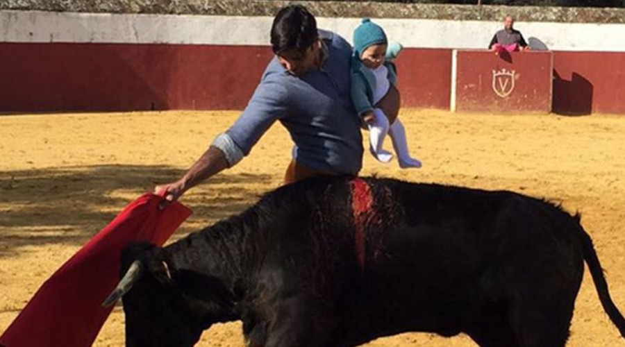 Σάλος στην Ισπανία με ταυρομάχο που μπήκε στην αρένα με το μωρό του αγκαλιά (Photos) - Media
