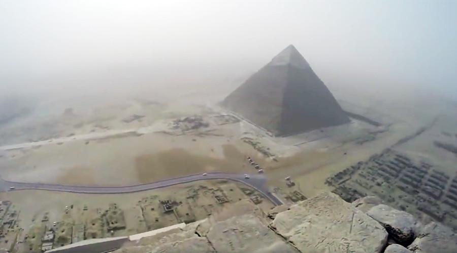 Σκαρφαλώνοντας στην Mεγάλη Πυραμίδα του Χέοπα και η θέα από την κορυφή (Video) - Media