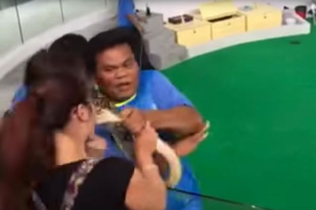 Προσπάθησε να φιλήσει φίδι στο στόμα – Μεγάλο λάθος (Video) - Media