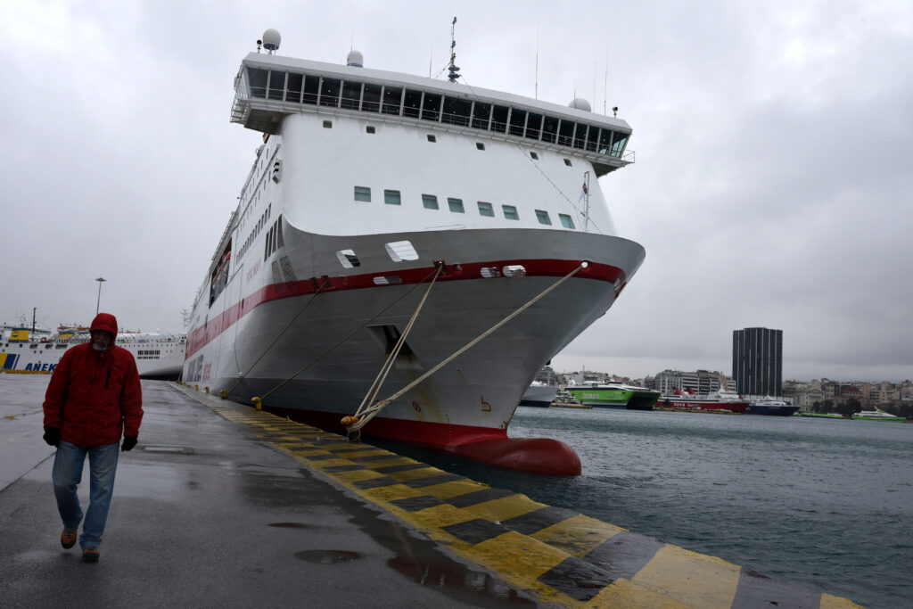 Δεμένα τα πλοία στα λιμάνια λόγω κακοκαιρίας - Media