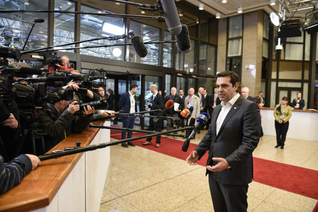 Τσίπρας - Σόιμπλε διασταυρώνουν τα "ξίφη" τους για το μέλλον της Ευρώπης - Οι επαφές του πρωθυπουργού στο Νταβός - Media