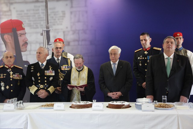 Ο Πρ. Παυλόπουλος έκοψε την πρωτοχρονιάτικη πίτα στην Προεδρική Φρουρά (Photos) - Media