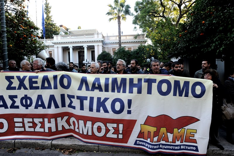 Το ΠΑΜΕ ξεγέλασε την αστυνομία και αιφνιδιαστικά διαδήλωσε στις πύλες του Μαξίμου (Photos) - Media