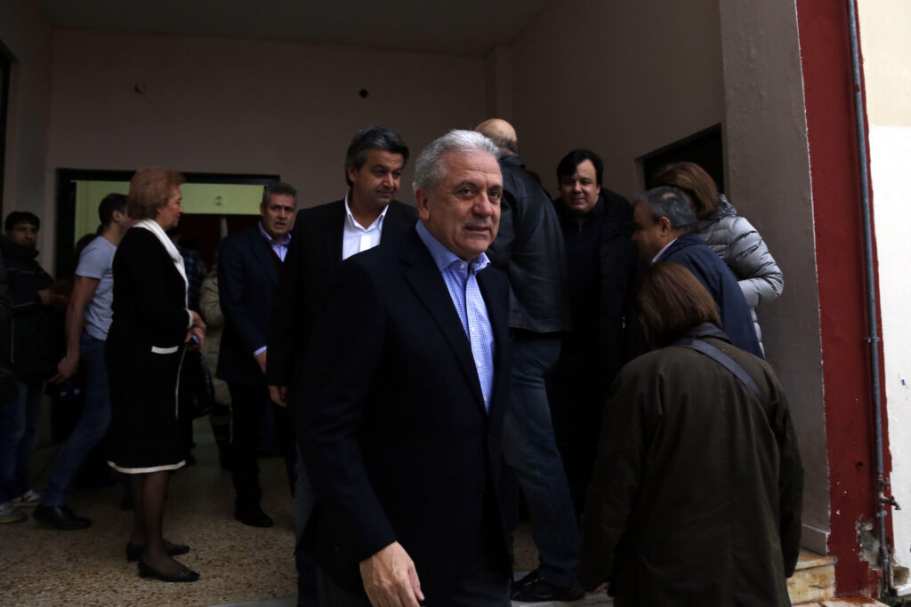 Μήνυμα Αβραμόπουλου προς τα κράτη που δεν συμμετέχουν στη λύση του προσφυγικού – «Δεν προχωράμε μπροστά με φράχτες» - Media