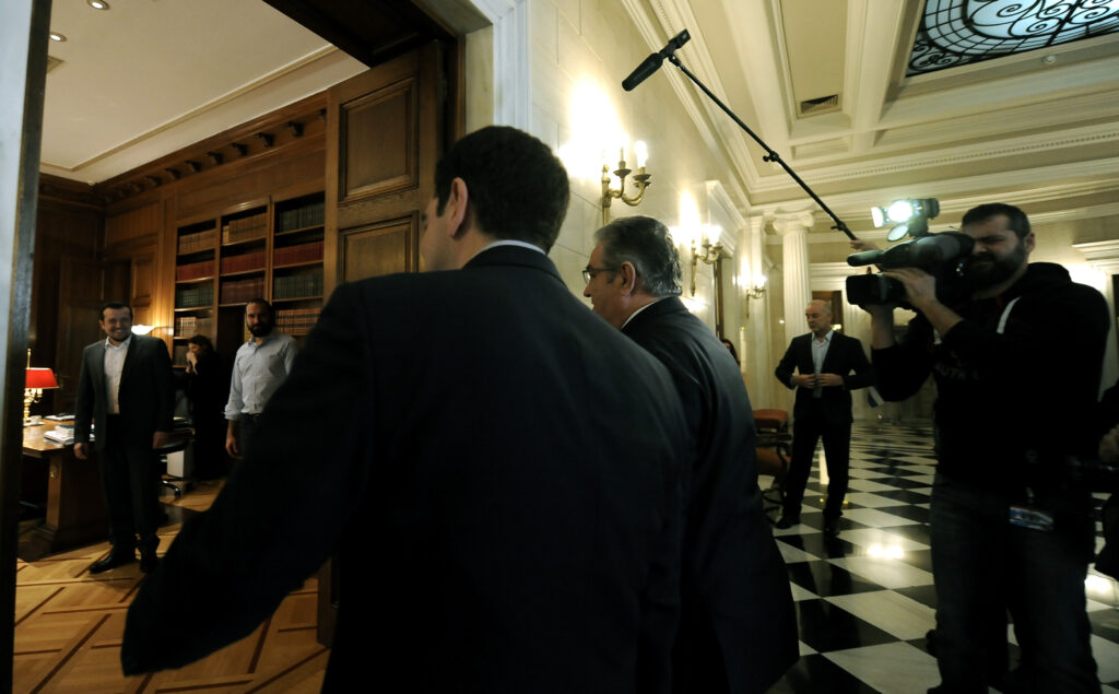 Μαραθώνια συνάντηση Τσίπρα – Κουτσούμπα με χαμόγελα αλλά και σκληρή κριτική από τον ΓΓ του ΚΚΕ (Photos) - Media