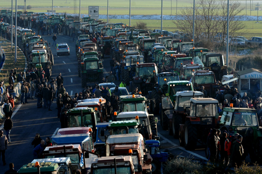Έκλεισαν τα Τέμπη οι αγρότες - Μπλόκα σε όλη τη χώρα - Media