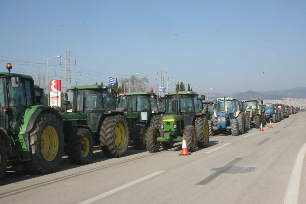 «Ζεσταίνουν» τα τρακτέρ τους οι αγρότες - Στήνονται μπλόκα τη Δευτέρα - Media