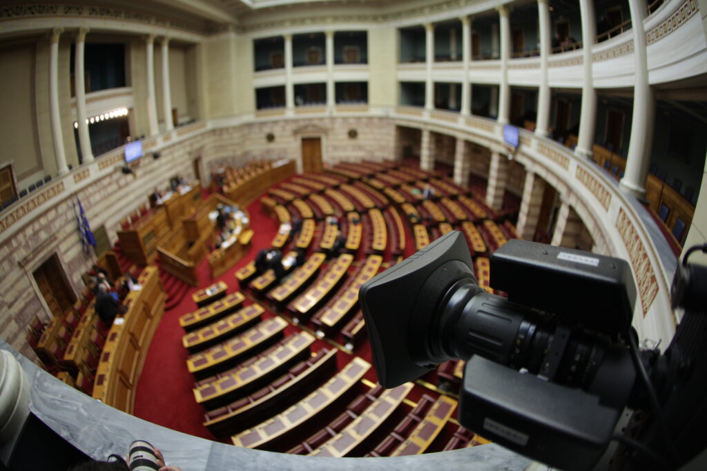 Άγριες κόντρες στη Βουλή για τις τηλεοπτικές άδειες – Επεισόδιο μεταξύ Λοβέρδου και Παππά (Live) - Media