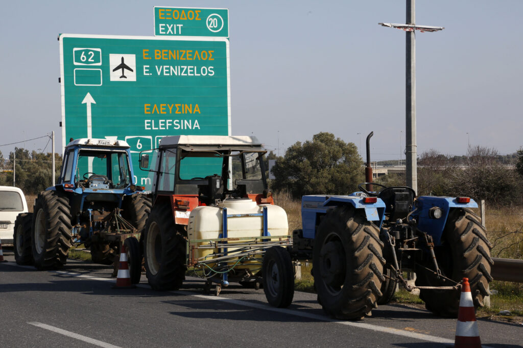 Το πρώτο μπλόκο στο δρόμο για το «Ελ.Βενιζέλος» - Κλιμακώνονται οι αγροτικές κινητοποιήσεις - Media