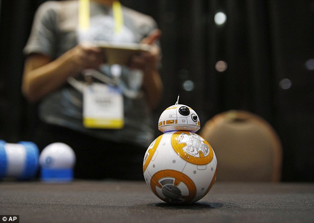 Λάτρεις του Star Wars, τώρα μπορείτε να κατακτήσετε την «δύναμη» και μετακινήσετε τον BB-8 σαν Τζεντάι (Video) - Media