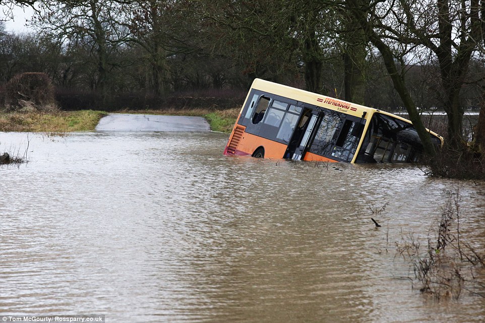Μ. Βρετανία: Δεκάδες μαθητές εγκλωβίστηκαν σε λεωφορείο λόγω πλημμύρας (Photos) - Media