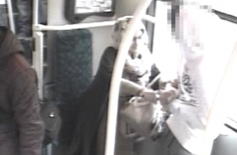 Γυναίκα επιτέθηκε με κουζινομάχαιρο σε έφηβο μέσα σε λεωφορείο! (Video) - Media