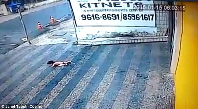 Η συγκλονιστική στιγμή όπου κοριτσάκι 14 μηνών πέφτει από το δεύτερο όροφο και επιβιώνει με ελαφρά τραύματα (Video) - Media