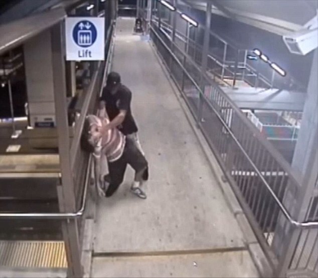 Μεθυσμένος άνδρας αφήνει το μωρό σε σταθμό τρένου για να… δείρει ένα περαστικό (Video) - Media