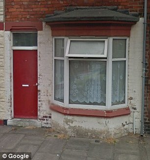 Σύγχρονο απαρτχάιντ στη Βρετανία – Βάφουν κόκκινες τις πόρτες των σπιτιών που μένουν πρόσφυγες - Media