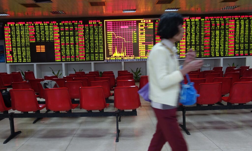 Ο κινέζικος δράκος νοσεί - Μεγάλη πτώση στα χρηματιστήρια, τριγμοί στις διεθνείς χρηματαγορές - Media