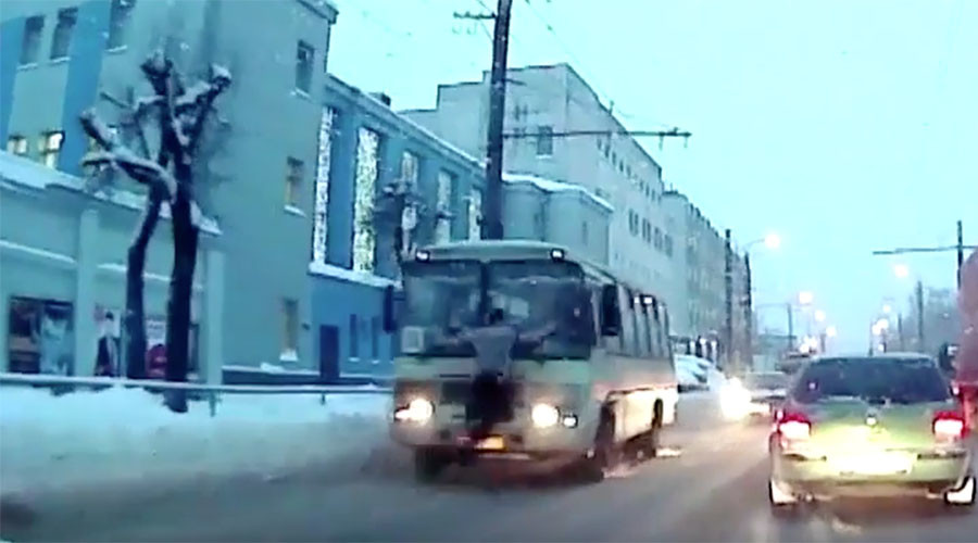 Η πιο παράξενη αντίδραση σε μποτιλιάρισμα: Αγανακτισμένος Ρώσος επιχειρεί να αυτοκτονήσει πηδώντας σε διερχόμενο λεωφορείο (Video) - Media