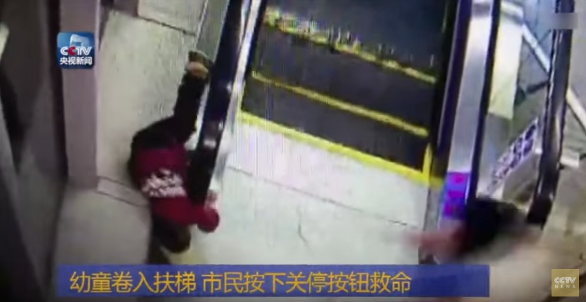 Δραματικά πλάνα από διάσωση παιδιού λίγο πριν κυλιόμενη σκάλα του λιώσει το κεφάλι (Video) - Media