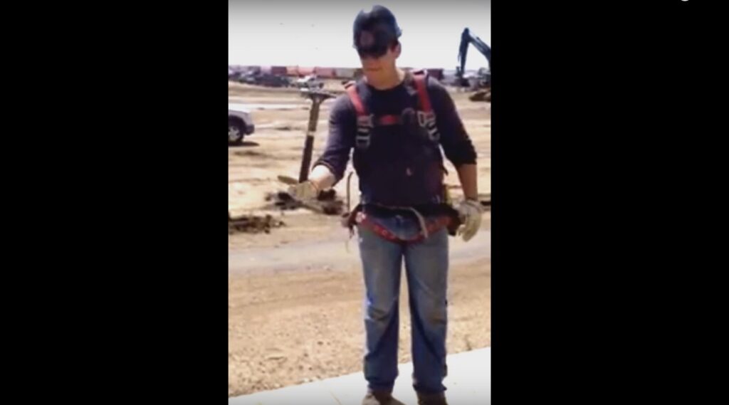 Εργάτης – ζογκλέρ κάνει «μαγικά» με ένα σφυρί (Video) - Media