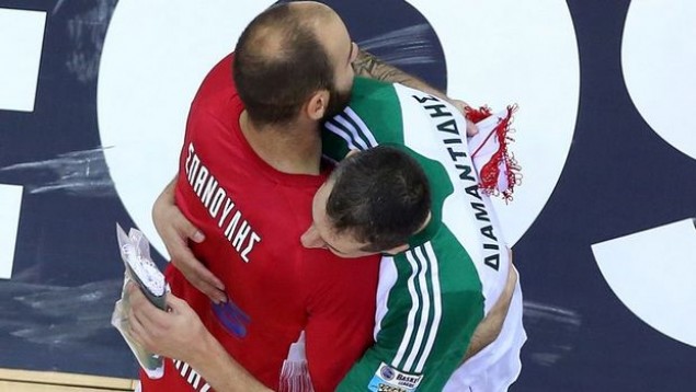 Οι μπασκετικές αγκαλιές που πέρασαν στην ιστορία (Photos) - Media