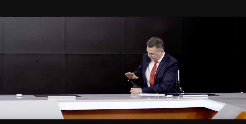 Πως πραγματικά «δουλεύει» το Russia Today – Χειροπέδες στους παρουσιαστές και φορτηγά με λεφτά σε ένα αυτοσαρκαστικό βίντεο - Media