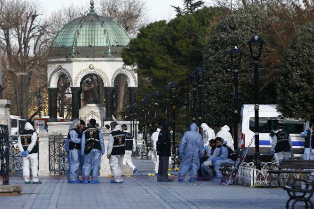 Για λίγες ώρες θα έμεναν στην Τουρκία οι τουρίστες που σκοτώθηκαν στην έκρηξη – Μαχητής του ISIS ο δράστης - Media