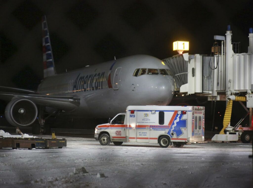 «Νόμιζα πως όλα είχαν τελειώσει»: Αεροπλάνο της American Airlines πέφτει σε τρομαχτικά κενά αέρος - Media