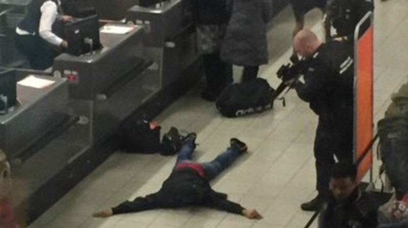 Η πλάκα του βγήκε... ξινή-Απειλούσε με ψεύτικη βόμβα και συνελήφθη στο αεροδρόμιο του Άμστερνταμ - Media