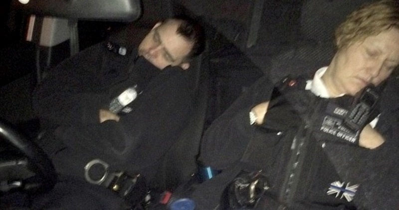 Αστυνομικοί παίρνουν έναν… υπνάκο εν ώρα υπηρεσίας! (Photos) - Media