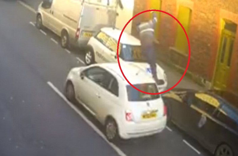 Καρέ καρέ, ασυνείδητος οδηγός χτυπάει πεζό, τον τινάζει στον αέρα σαν πάνινη κούκλα και τον εγκαταλείπει (Video) - Media