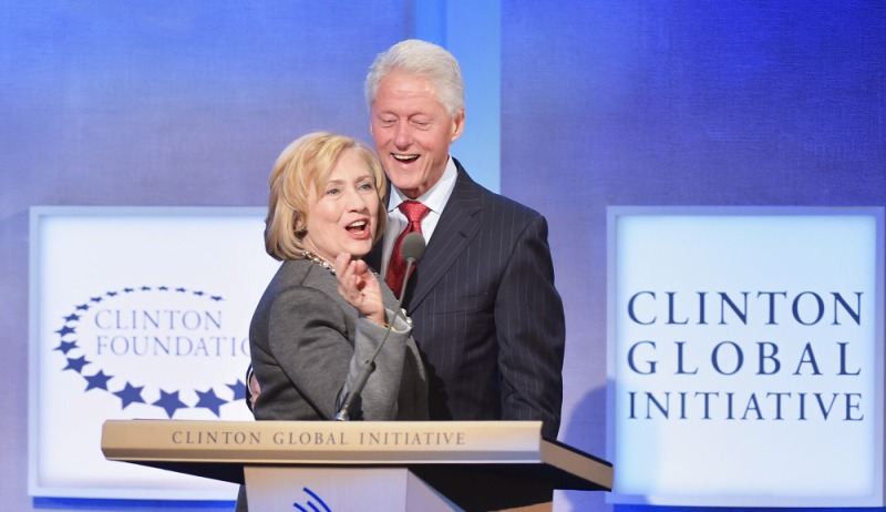 Ο Μπιλ Κλίντον προωθεί την εκστρατεία της Χίλαρι περιγράφοντας πως την ερωτεύτηκε - Media
