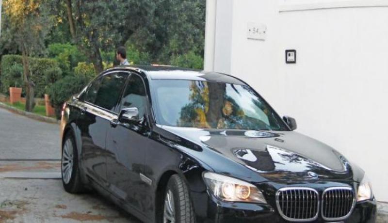 Μετέφερε την πανάκριβη BMW αναποδογυρισμένη μέσα σε βαν (Photos/Video) - Media
