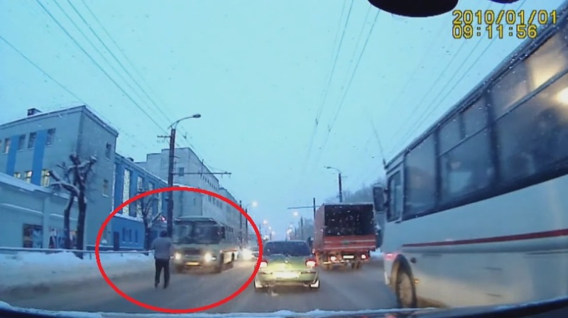 Αποφάσισε να αυτοκτονήσει, πήρε φόρα, έτρεξε και έπεσε με φόρα επάνω σε λεωφορείο (Video) - Media