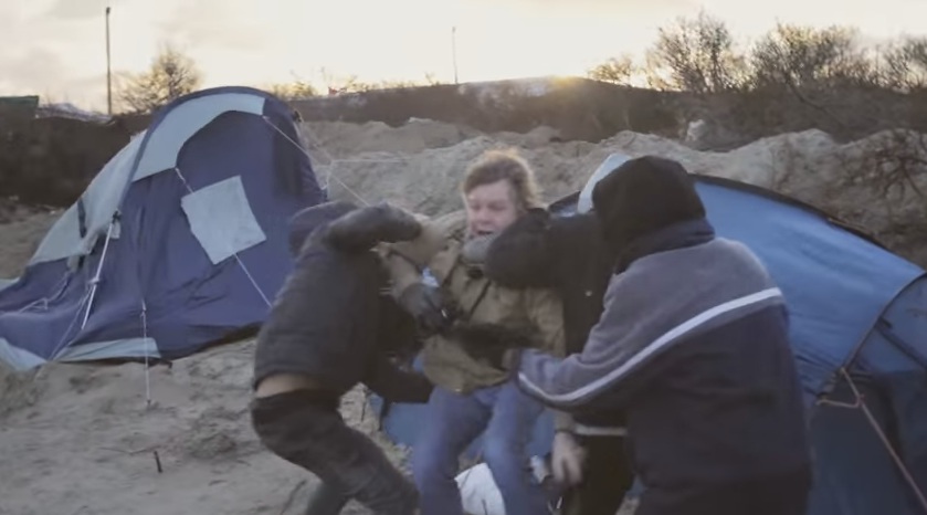 Μετανάστες οπλισμένοι με μαχαίρι προσπάθησαν να ληστέψουν δημοσιογράφους «on air» στο Καλέ της Γαλλίας (Video) - Media