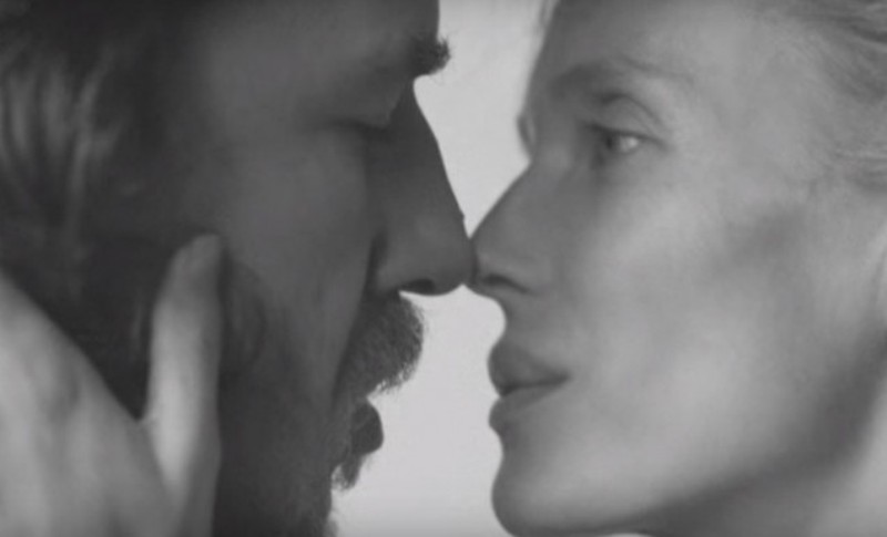 Γυμνός μαζί με την γυναίκα του ο Κάρλες Πουγιόλ (Video) - Media