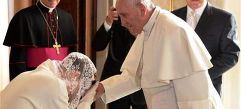 Η πριγκίπισσα του Μονακό γοήτευσε τον Πάπα - Γιατί ήταν σημαντικό το λευκό σύνολό της (Photos) - Media