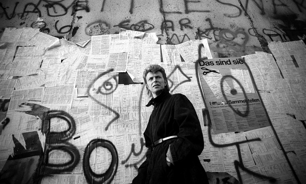 H Γερμανία ευχαριστεί τον David Bowie επειδή "βοήθησε να πέσει το Τείχος" του Βερολίνου - Media