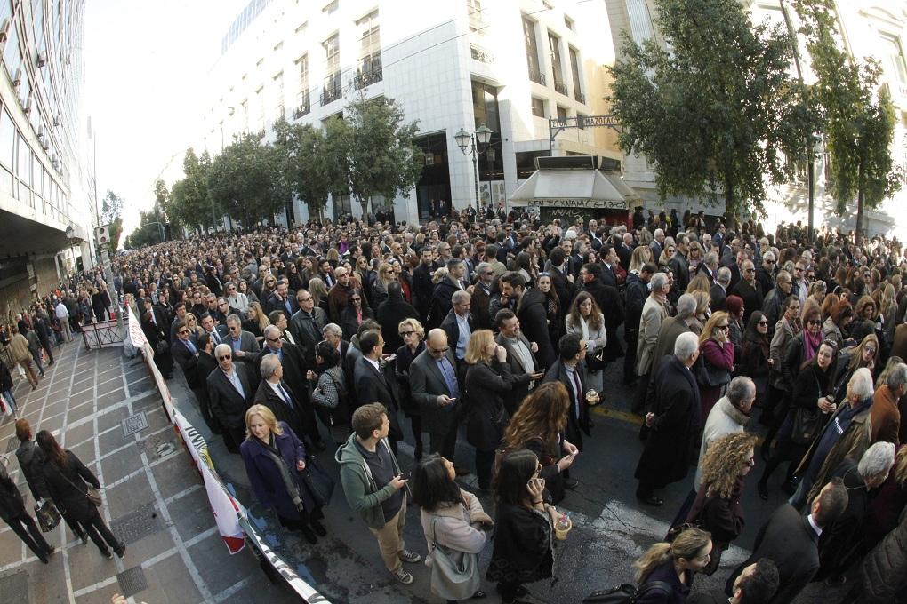 «Κάτσε καλά Κατρούγκαλε» - Στους δρόμους γιατροί, δικηγόροι, συμβολαιογράφοι, μηχανικοί, κατά του ασφαλιστικού - Media